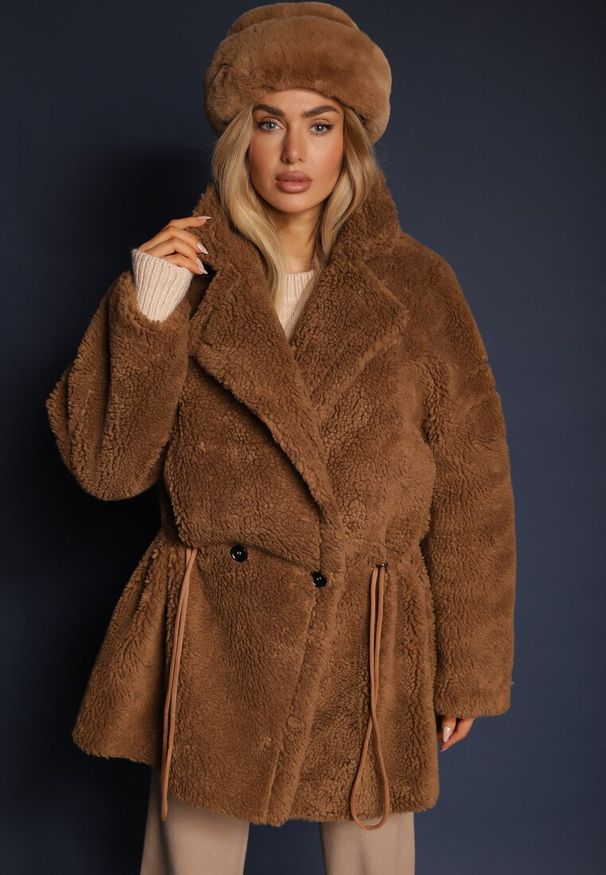 Renee - Brązowa Kurtka Futerko w Stylu Teddy Ściągane w Talii Enarithiel. Okazja: na co dzień, na spotkanie biznesowe. Kolor: brązowy. Materiał: futro. Styl: biznesowy, elegancki, casual