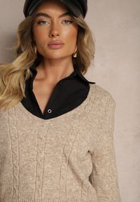 Renee - Beżowy Sweter z Ozdobnym Tłoczeniem i Trójkątnym Dekoltem Attenora. Okazja: do pracy, na spotkanie biznesowe, na co dzień. Kolor: beżowy. Materiał: jeans. Długość rękawa: długi rękaw. Długość: długie. Styl: casual, elegancki, biznesowy