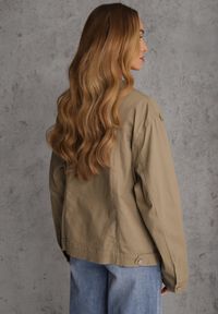 Renee - Ciemnobeżowa Jeansowa Kurtka z Bawełny Perilopei. Okazja: na co dzień. Kolekcja: plus size. Kolor: beżowy. Materiał: bawełna, jeans. Styl: casual #4