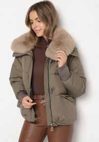Born2be - Ciemnozielona Pikowana Kurtka z Futrzanym Kołnierzem z Możliwością Odpięcia Malatila. Okazja: do pracy, na spacer. Kolor: zielony. Materiał: futro. Długość rękawa: długi rękaw. Długość: długie. Sezon: zima. Styl: klasyczny, elegancki #7