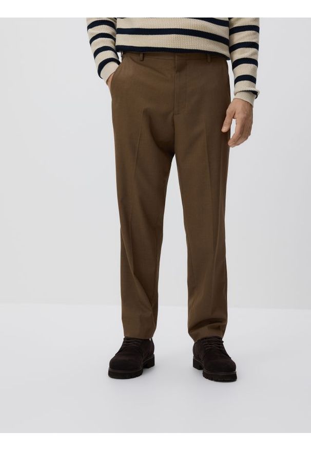 Reserved - Spodnie chino regular fit - brązowy. Kolor: brązowy. Materiał: wiskoza, tkanina