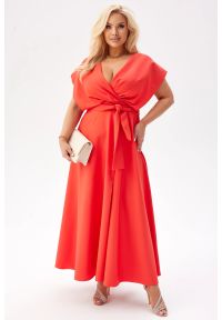 Moda Size Plus Iwanek - Elegancka sukienka Flavia na wesele - zmysłowy blask papai PLUS SIZE XXL. Okazja: na wesele, na ślub cywilny. Typ kołnierza: dekolt kopertowy. Kolekcja: plus size. Materiał: tkanina, elastan, poliester. Typ sukienki: dla puszystych. Styl: elegancki