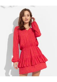 JUST PAUL - Czerwona sukienka mini z falbanami Miami. Kolor: czerwony. Materiał: wiskoza. Długość rękawa: długi rękaw. Wzór: geometria, nadruk. Długość: mini