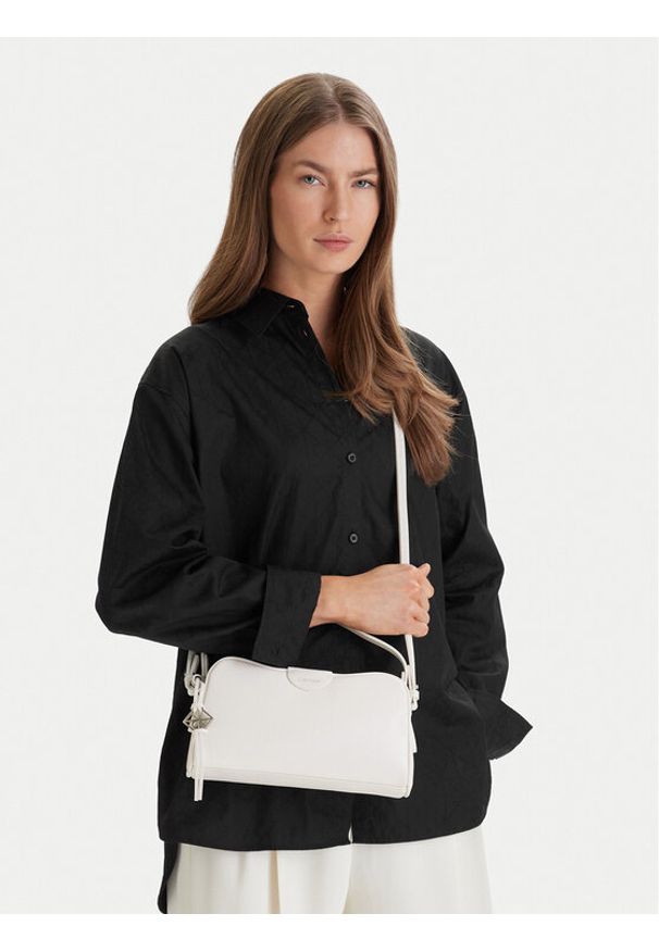 Calvin Klein Torebka Emblem Trio Top Handle Camera Ba LV04F3370G Biały. Kolor: biały. Materiał: skórzane