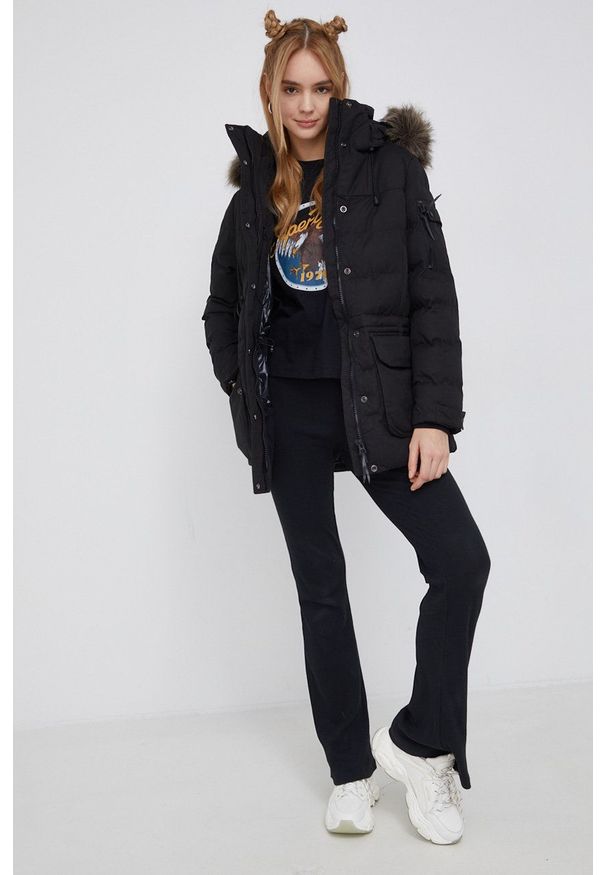 Superdry Kurtka damska kolor czarny zimowa. Okazja: na co dzień. Kolor: czarny. Materiał: materiał, futro. Sezon: zima. Styl: casual