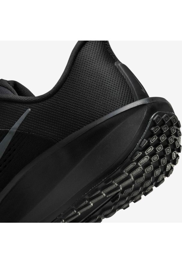 Nike Quest 6 Buty do biegania męskie. Okazja: na co dzień. Kolor: czarny. Materiał: guma. Szerokość cholewki: normalna. Sport: fitness, bieganie