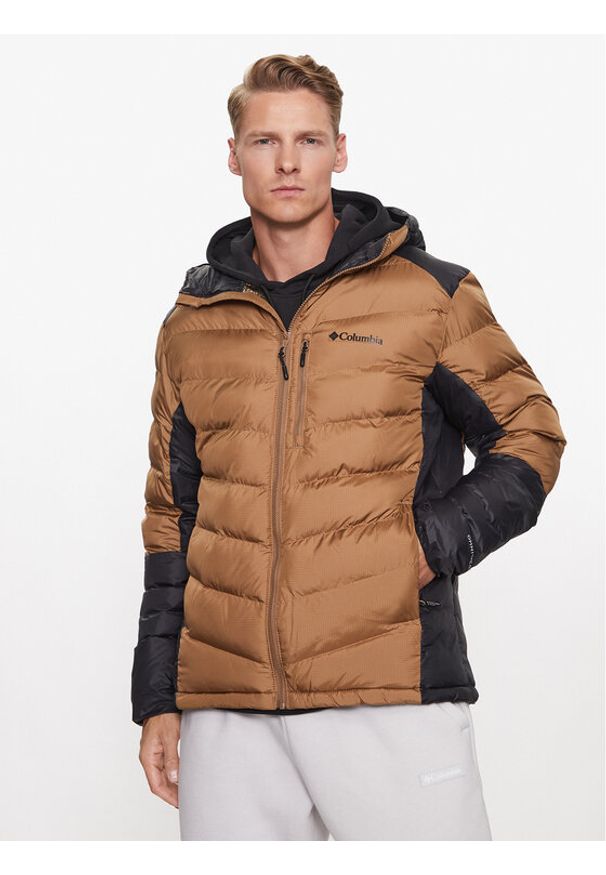 columbia - Columbia Kurtka puchowa Labyrinth Loop™ Hooded Jacket Brązowy Regular Fit. Kolor: brązowy. Materiał: syntetyk