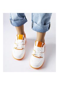 Inna Biało-pomarańczowe sneakersy Barrette białe. Okazja: na co dzień. Nosek buta: okrągły. Kolor: biały. Sezon: lato #4
