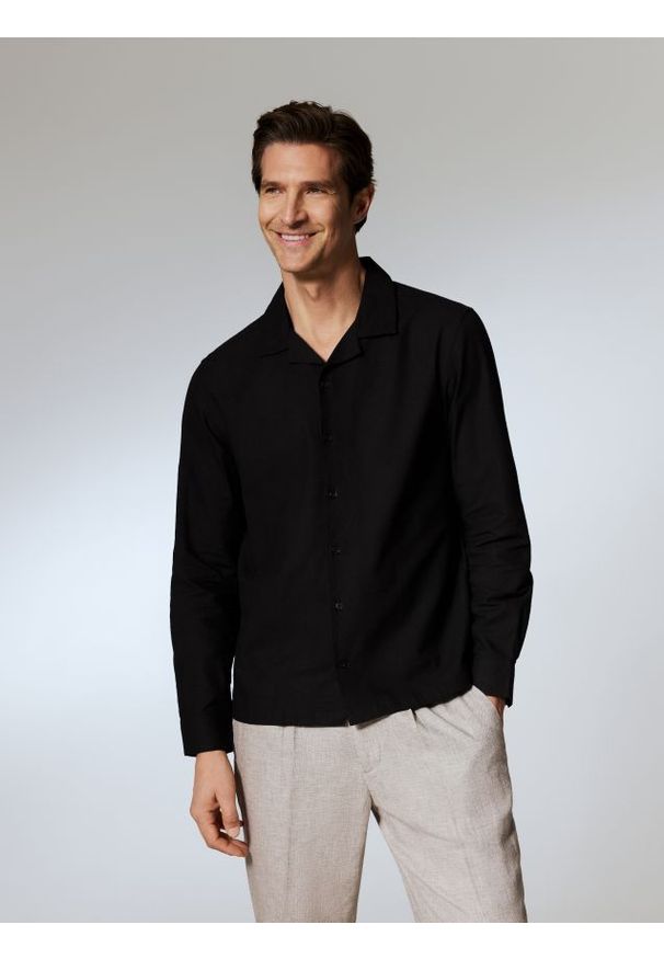 Reserved - Koszula regular z lnem - czarny. Kolor: czarny. Materiał: len