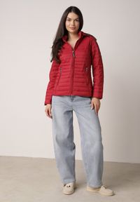 Born2be - Czerwona Pikowana Kurtka Przejściowa z Kapturem z Lamówką i Ściągaczami Zidara. Okazja: na spacer. Typ kołnierza: kaptur. Kolor: czerwony. Materiał: poliester, jeans, dresówka #4