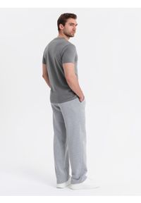 Ombre Clothing - Bawełniany męski t-shirt z zieloną naszywką na piersi – szary V1. Kolor: szary. Materiał: bawełna. Wzór: aplikacja. Styl: klasyczny, sportowy #6