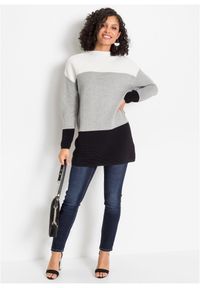 bonprix - Długi sweter w paski. Typ kołnierza: kołnierzyk stójkowy. Kolor: biały. Materiał: dzianina. Długość: długie. Wzór: paski. Styl: elegancki