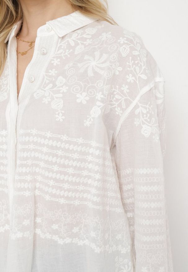 Born2be - Biała Bawełniana Koszula Zdobiona Haftem w Kwiaty Azyia. Kolor: biały. Materiał: bawełna. Wzór: kwiaty, aplikacja, haft