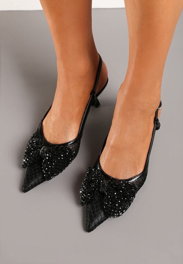 Born2be - Czarne Lakierowane Czółenka na Obcasie w Stylu Kaczuszki z Kokardą i Cyrkoniami Emelora. Okazja: na co dzień. Zapięcie: sprzączka. Kolor: czarny. Materiał: lakier. Wzór: aplikacja. Obcas: na obcasie. Styl: wizytowy, klasyczny, casual, elegancki. Wysokość obcasa: średni