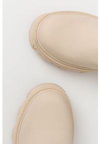 Answear Lab Kozaki damskie kolor beżowy na platformie. Nosek buta: okrągły. Kolor: beżowy. Materiał: guma. Szerokość cholewki: normalna. Obcas: na platformie. Styl: wakacyjny #2