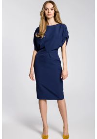 Sukienki.shop - Sukienka ołówkowa kimonowa z bufiastymi rękawami granatowa. Okazja: na randkę, na ślub cywilny, do pracy, na wesele, na imprezę. Kolor: niebieski. Materiał: tkanina, elastan, materiał. Wzór: gładki. Typ sukienki: ołówkowe. Styl: elegancki. Długość: midi #1