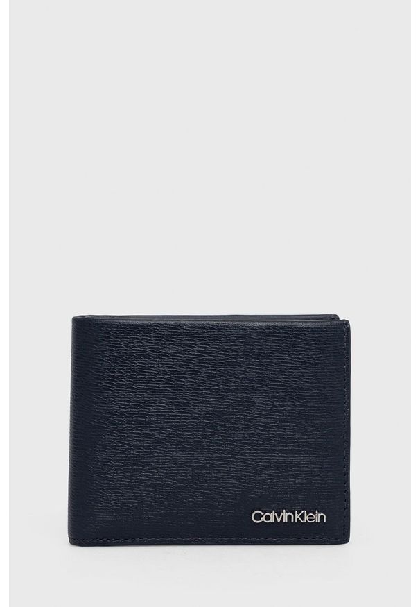Calvin Klein - Portfel skórzany. Kolor: niebieski. Materiał: materiał. Wzór: gładki