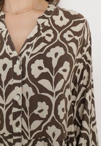Born2be - Brązowo-Beżowa Sukienka w Ornamentalny Wzór o Koszulowym Fasonie Venleia. Kolor: brązowy. Wzór: aplikacja, kwiaty. Typ sukienki: koszulowe #5