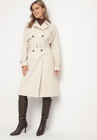 Born2be - Jasnobeżowy Płaszcz Dwurzędowy Trencz Ozdobiony Paskiem i Pagonami Malwissa. Okazja: na co dzień. Kolor: beżowy. Materiał: jeans. Wzór: aplikacja. Sezon: wiosna, jesień. Styl: casual, elegancki #1