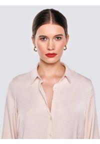 Big-Star - Koszula damska błyszcząca perłowa Saliki 103. Okazja: na spotkanie biznesowe. Typ kołnierza: kołnierzyk klasyczny. Kolor: biały. Materiał: jeans, wiskoza, tkanina, poliester. Wzór: gładki. Styl: elegancki, biznesowy, klasyczny #6
