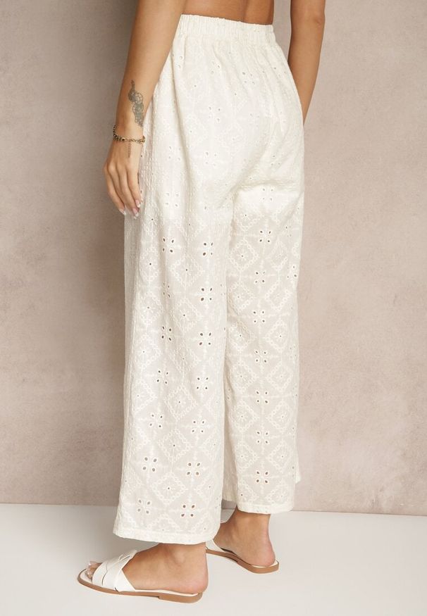 Renee - Jasnobeżowe Spodnie High Waist z Bawełnianej Tkaniny Zdobionej Haftem Mevirona. Okazja: na co dzień. Stan: podwyższony. Kolor: beżowy. Materiał: bawełna, tkanina. Wzór: haft, aplikacja. Styl: casual, elegancki
