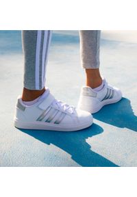 Buty sportowe dla dzieci Adidas Grand Court. Materiał: syntetyk, skóra, kauczuk. Szerokość cholewki: normalna