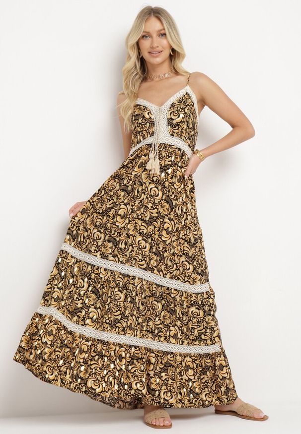 Born2be - Czarno-Żółta Rozkloszowana Sukienka z Bawełny na Cienkich Ramiączkach z Gumką w Pasie i Haftem Xuretta. Okazja: na spacer, na imprezę. Typ kołnierza: dekolt w kształcie V. Kolor: czarny. Materiał: bawełna. Długość rękawa: na ramiączkach. Wzór: haft. Sezon: lato. Styl: boho