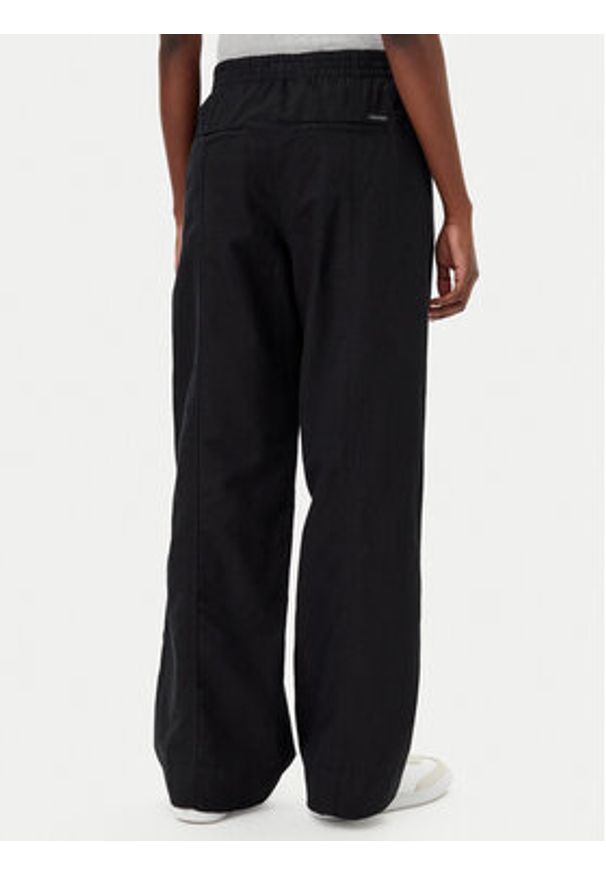 Calvin Klein Jeans Spodnie materiałowe J20J225340 Czarny Relaxed Fit. Kolor: czarny. Materiał: bawełna