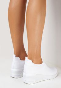 Born2be - Białe Buty Sportowe na Niskim Koturnie z Elastycznego Materiału Molda. Kolor: biały. Materiał: materiał. Szerokość cholewki: normalna. Obcas: na koturnie #5