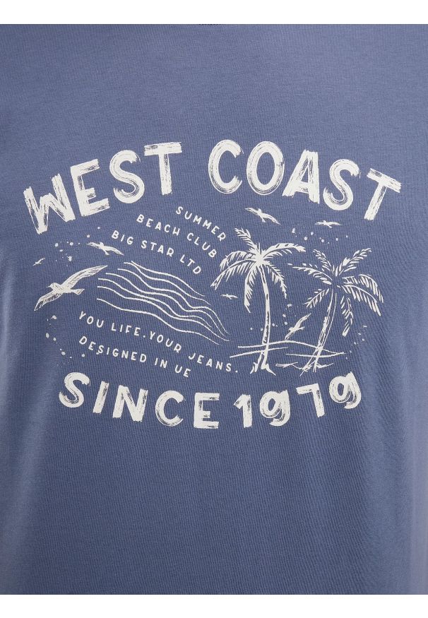 Big-Star - Koszulka męska z nadrukiem niebieska Reddrez 402. Okazja: na co dzień. Kolor: niebieski. Materiał: jeans, dzianina, bawełna. Wzór: nadruk. Sezon: lato. Styl: casual, wakacyjny, klasyczny