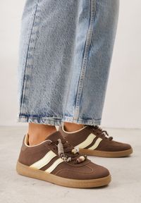 Renee - Brązowe Sneakersy Typu Tenisówki Ozdobione Koralikami Daemeli. Kolor: brązowy. Materiał: jeans. Wzór: aplikacja. Sezon: lato #5