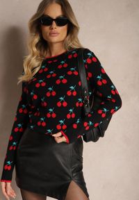 Renee - Czarny Casualowy Sweter z Wiskozą Ozdobiony Printem w Wisienki Avattria. Okazja: na co dzień. Kolor: czarny. Materiał: wiskoza. Długość rękawa: długi rękaw. Długość: długie. Wzór: aplikacja, nadruk. Styl: casual