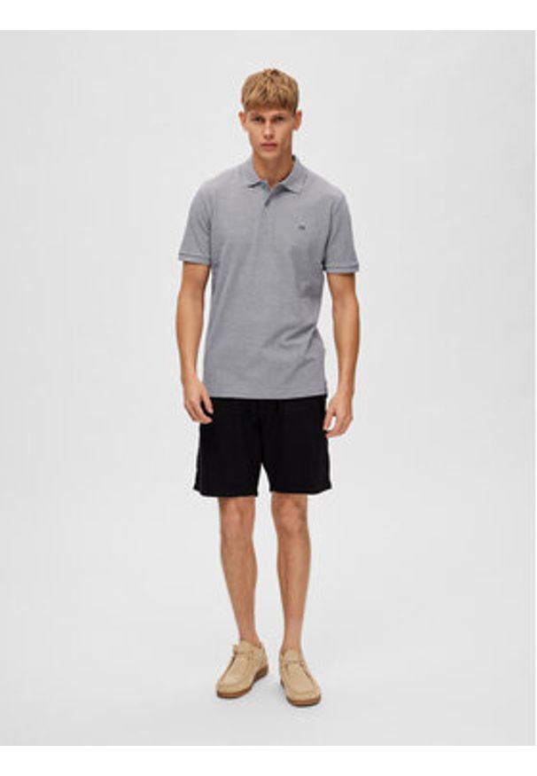 Selected Homme Polo 16087839 Szary Regular Fit. Typ kołnierza: polo. Kolor: szary. Materiał: bawełna