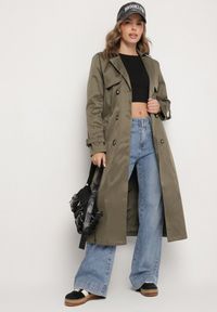 Born2be - Zielony Płaszcz Trencz Dwurzędowy Ozdobiony Paskiemz Klamrą Tinbella. Okazja: na co dzień. Kolor: zielony. Materiał: jeans. Wzór: aplikacja. Styl: casual, elegancki, klasyczny #6