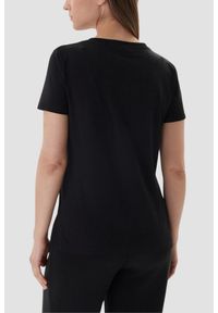 Guess - GUESS Czarny damski t-shirt na krótki rękaw z cyrkoniami Briana, Rozmiar M. Okazja: na co dzień. Kolor: czarny. Długość rękawa: krótki rękaw. Długość: krótkie. Styl: elegancki, casual #4