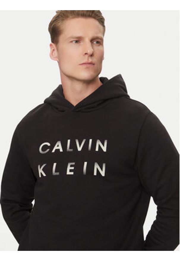 Calvin Klein Bluza Enlarged Logo K10K114261 Czarny Regular Fit. Kolor: czarny. Materiał: bawełna