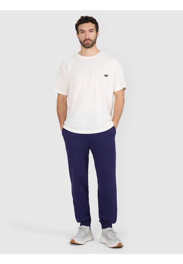 4f - 4F Spodnie dresowe joggery męskie - granatowe M. Kolor: niebieski. Materiał: dresówka. Wzór: ze splotem, gładki