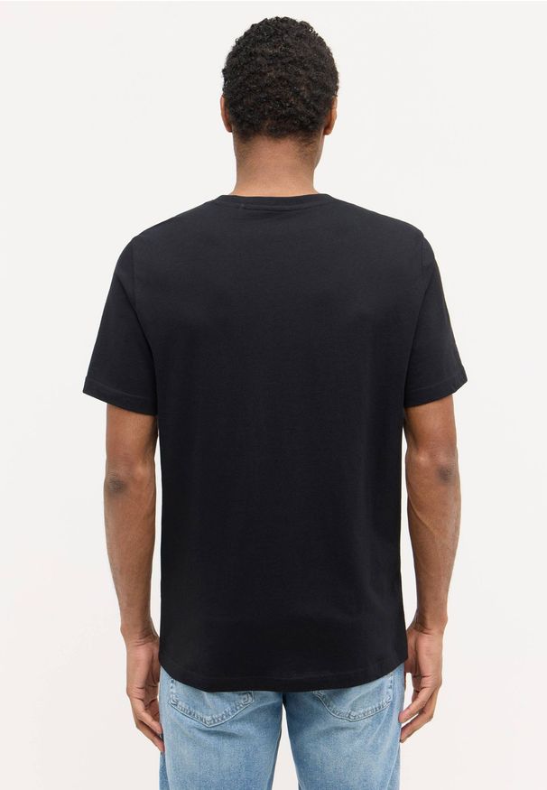 Mustang - Męski T-Shirt Koszulka MUSTANG Style Austin Black 1014695 4142. Okazja: na co dzień. Kolekcja: plus size. Materiał: bawełna, jeans. Wzór: aplikacja. Styl: klasyczny, casual, elegancki