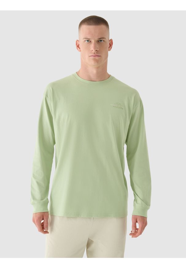 4f - 4F Longsleeve oversize z nadrukiem męski - oliwkowy/khaki XL. Okazja: na co dzień. Kolor: oliwkowy, wielokolorowy, brązowy. Materiał: bawełna, dzianina, jersey. Długość rękawa: długi rękaw. Długość: długie. Wzór: nadruk. Styl: klasyczny, casual, sportowy