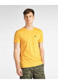 Lee - LEE ULTIMATE POCKET TEE MĘSKI T-SHIRT GOLDEN YELLOW L66JWTNF 112116509