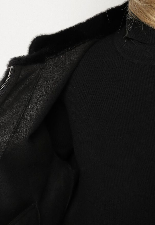 Born2be - Czarna Kurtka Futrzana z Nieodpinanym Kapturem Lanasia. Okazja: na co dzień. Kolor: czarny. Materiał: futro. Styl: casual, elegancki