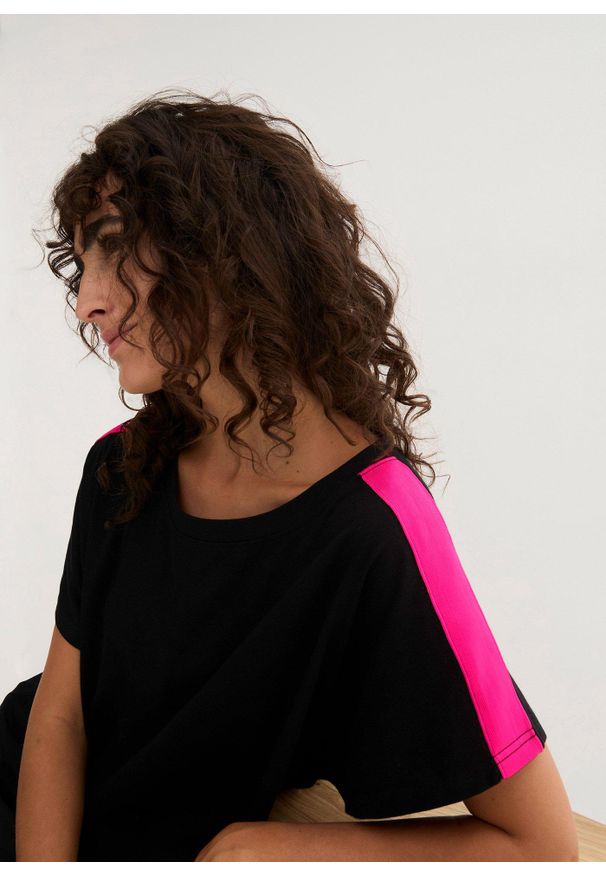 bonprix - T-shirt z neonowymi paskami. Kolor: czarny. Wzór: aplikacja