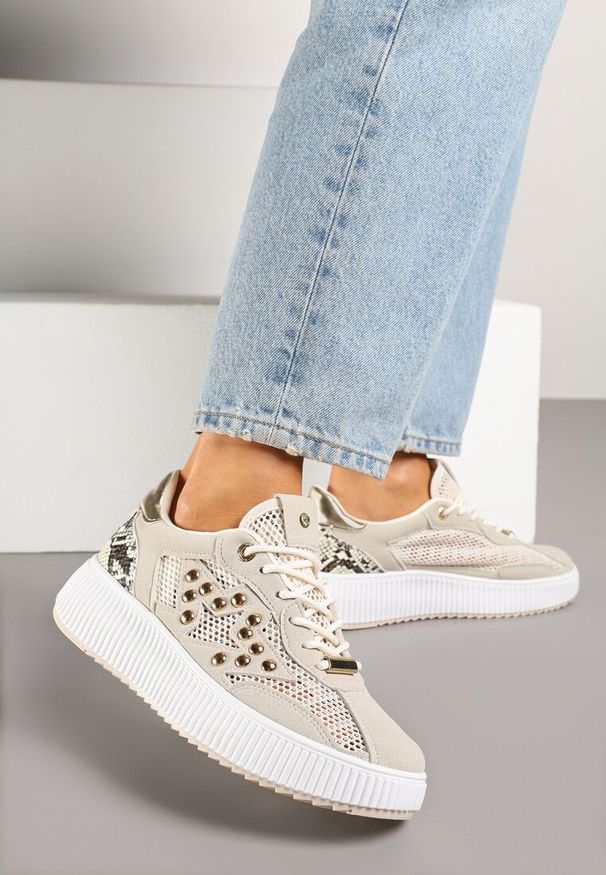 Born2be - Beżowe Sneakersy z Nitami i Gwiazdą Viroti. Okazja: na co dzień. Kolor: beżowy. Materiał: jeans. Wzór: aplikacja