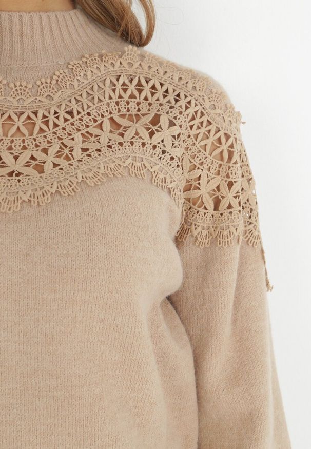 Born2be - Beżowy Sweter Dzianinowy z Koronką Amaleth. Kolor: beżowy. Materiał: dzianina, koronka. Długość: długie. Wzór: koronka