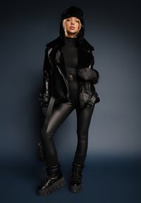 Renee - Czarna Kurtka Biker Adadina. Okazja: na co dzień. Kolor: czarny. Materiał: futro. Długość rękawa: długi rękaw. Długość: długie. Wzór: paski, aplikacja. Styl: casual, elegancki #3