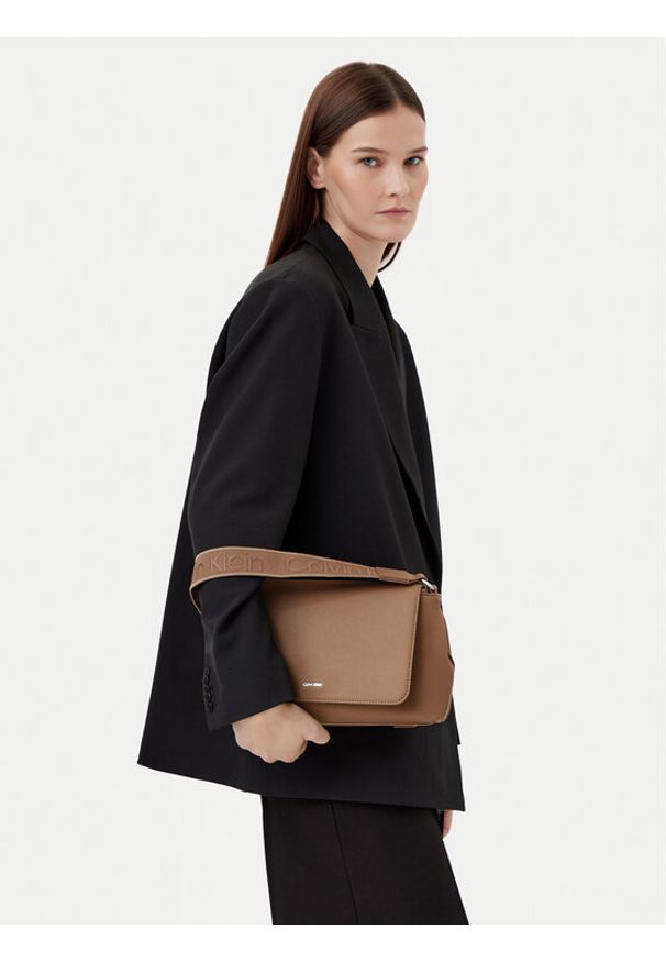 Calvin Klein Torebka K60K613085 Beżowy. Kolor: beżowy. Materiał: skórzane