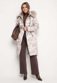 Born2be - Beżowa Pikowana Kurtka o Długim Kroju ze Ściągaczem w Talii i Kapturem Galita. Okazja: na co dzień. Kolor: beżowy. Materiał: dzianina, jeans, futro, poliester. Długość: długie. Styl: casual, elegancki #5