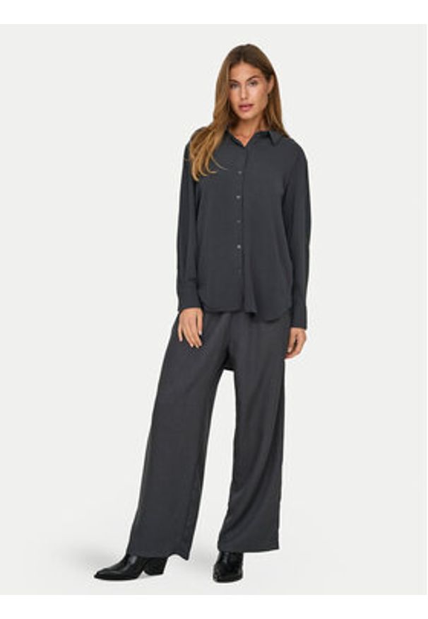 JDY Koszula Kenta 15268316 Czarny Regular Fit. Typ kołnierza: kołnierzyk klasyczny. Kolor: czarny. Materiał: syntetyk