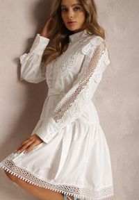 Renee - Biała Sukienka Laodilea. Kolor: biały. Materiał: materiał, koronka. Wzór: koronka. Styl: klasyczny. Długość: mini