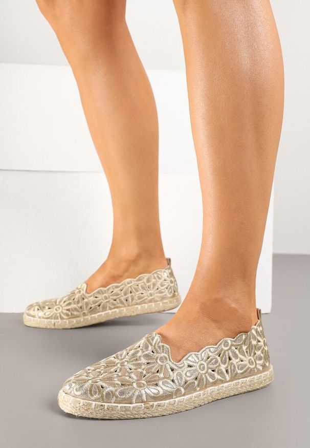 Renee - Złote Plecione Espadryle Vices z Kwiatowym Motywem z Ażurowymi Wycięciami Honavia. Okazja: na co dzień, na spacer. Kolor: złoty. Materiał: jeans. Wzór: ażurowy, kwiaty. Styl: casual